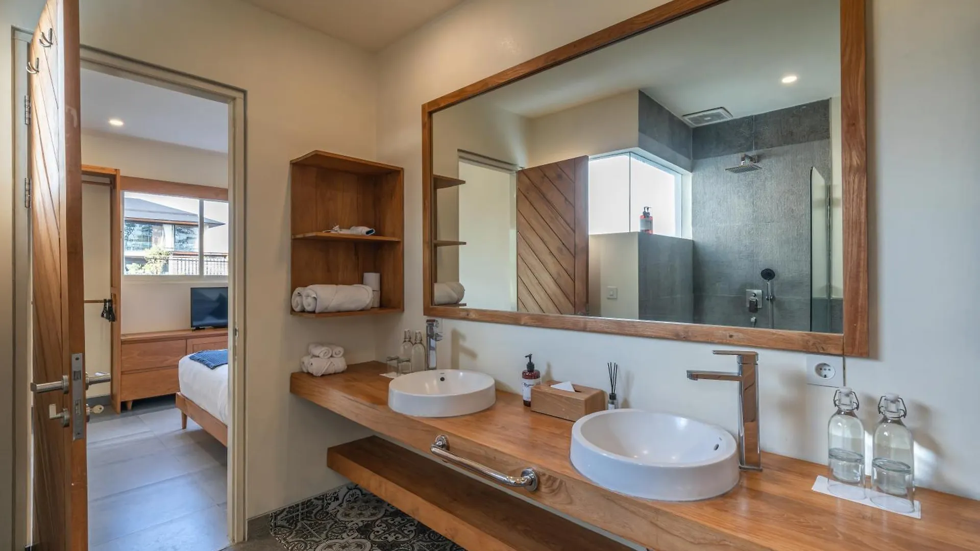 Villa Nestor - New Contemporary 3Bd Villa Next To The Beach Canggu